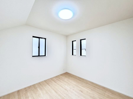 �q�������@�����`Bed Room�`�@�q�������͂��q�l�ɂƂ��đ�Ϗd�Ȗ���������܂��B�q����l�ŉ߂�����Ԃ�^���邱�ƂŁA�h���׋����Ԃ����R�Ƒ����܂����畔���̕Еt����|���Ȃǂ��������ƂɌq����܂��B