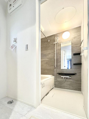 �����@�������R�������`Bath Room�`�@�������������͋C�̗����Ŗ����Ɍ����ă��t���b�V���B���������@�\���t���Ă���̂Ő􂢏オ�������󕨂��A�J�̓����V�C���C�ɂ������������邱�Ƃ��\�ł��B