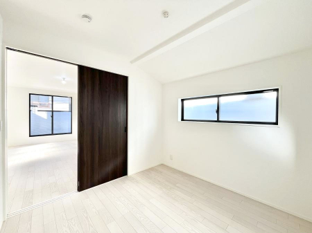 �q�������@�������R�������`Bed Room�`�@�؂̉����肪�₳�����t���[�����O�͈��炬�������炷�v���C�x�[�g��ԁB����߂̃t���[�����O�ł��̂ŁA�ǎ��Ƃ��}�b�`���A���������X�ɍL�������Ă������ʂ��B