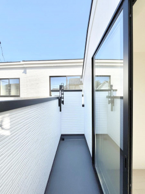 �o���R�j�[�@�������R�������`Balcony�`  �o���R�j�[�͉������z���������݁A���z�c����󕨂��C�����悭�������Ƃ��ł��܂��B  �g���₷���J���I�ȃo���R�j�[�ł����z�����������Ղ�~�蒍���A�o���R�j�[�t���Z�܂��B  