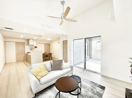 ���r���O�@�傫�ȑ����炽���Ղ�̗z���ƕ����������郊�r���O