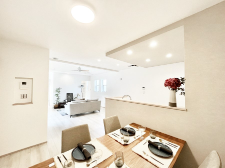 ���r���O�@���R������荞�܂�A�Ƒ��c���̏ꏊ�𖾂邭���o