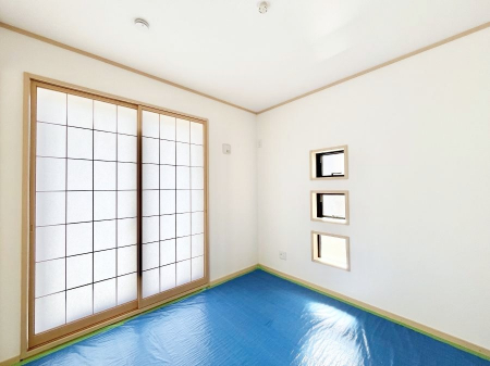 ���̑����ρ@�������R�������`Japanese Room�`�@LDK�אڂ̘a���́A�A�C���������Ȃǉ��l�̉Ǝ��X�y�[�X�Ƃ��āA�܂������Ȃ��q�l�̂��邲�ƒ�ł͂����Q�₨�ނւ��̏�Ƃ��Ă����p���������܂��B