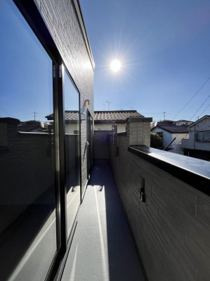 �o���R�j�[�@�����`Balcony�`  �傫�ȋ�Ɉ͂܂ꂽ�C�����̂����ƁB  �o���R�j�[��`�������ň��|�I�ȊJ�����ɕ�܂�܂��B  �o���R�j�[�͗z���������݂��z�c����󕨂��C�����悭�������Ƃ��ł��܂��B