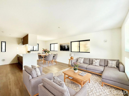 ���r���O�@�����`Living�`�@�Ƒ��̉�b��Ί炪�s���������r���O�ł��B�q���������Ă�p�����Ȃ���A�傫�ȃ\�t�@��_�C�j���O�e�[�u���ł������H���������肭�났�����􂻂�Ȗ������������Ԃł��I���Ƌ��CG�ł�