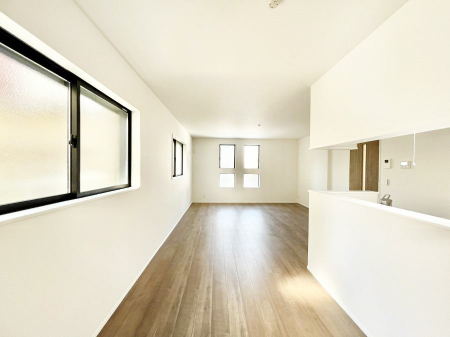 ���̑����ρ@�����`Living�`�@�L���ȗz�������̏ꏊ���Ƃ炵�����B�����邱�̋�Ԃ݂͂�Ȃ̏Ί炪�W���ꏊ�A����Y��A���邱�Ƃ̂Ȃ����킢���Ȃ���b���y���ގ��ԁA��������̎v�����Ԃ���ꏊ�B