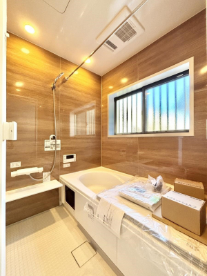 �����@�����`Bath Room�`�@�������������͋C�̗����Ŗ����Ɍ����ă��t���b�V���B���������@�\���t���Ă���̂ŗׂ̐���@�u����Ő􂢏オ�������󕨂��A�J�̓����V�C���C�ɂ������������邱�Ƃ��\�ł��B