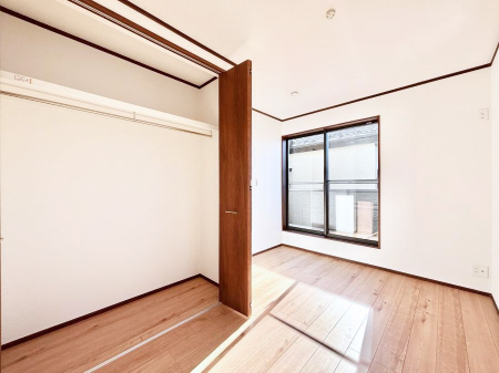 ���̑����ρ@�����`Bed Room�`  �S�����ɂ͎��[�N���[�[�b�g�������I���i�g���̂��m���⏬���͂������A�G�ߕ��̂��m���Ȃǂ���������Ɛ������ڂ����܂������܂��B  ������Ԃ��L���g�p�ł��܂��ˁB