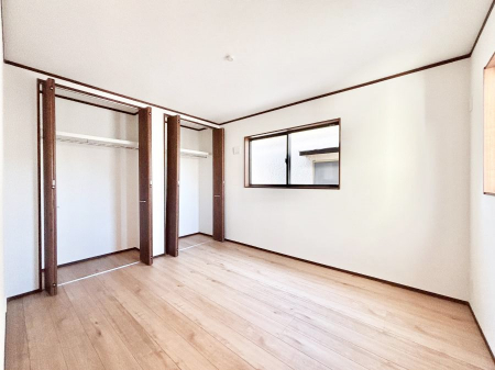 �q�������@�����`Bed Room�`�@�q�������͂��q�l�ɂƂ��đ�Ϗd�Ȗ���������܂��B�q����l�ŉ߂�����Ԃ�^���邱�ƂŁA�h���׋����Ԃ����R�Ƒ����܂����畔���̕Еt����|���Ȃǂ��������ƂɌq����܂��B