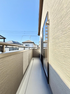 �o���R�j�[�@�����`Balcony�`�@������̃o���R�j�[�̑O�ɂ͉_�ȊO�ɑ��z���Ղ���̂�����܂���B�����󕨂������₷���A����薾�邭�C�����̂������������Ă��܂��B�g���₷���J���I�ȃo���R�j�[�ł���