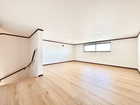 ���[�@�����`Roof Floor�`�@���������[�́A�G�߂̃C�x���g�p�i��~���̕z�c�Ȃǈꎞ�I�ɂ��܂��ꏊ�Ƃ��ĕ֗��ł��B �����Ղ�̎��[�ŋ����Ƀ��m�����ӂ��̂�h���C�����̗ǂ���炵�B