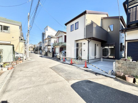 ���n�O�ώʐ^�@�O�ρ`Exterior�`�@�O�ʓ��H�F�� 6m �����@�O�ʓ��H�͊ՐÂȏZ��n���͂���Ԓʂ�̏��Ȃ����H�B���Ԃ̏o��������炭�炭�ł��I���s���_�E���n���w�̂���]�́A���C�y�ɂ��₢���킹���������I