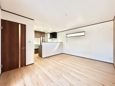 ���r���O�@�����`Living�`�@�Ƒ��̐H����c���̂ق��A�q�ǂ���V�΂�����A�F�l���������肷��LDK�͏Z�܂��̒��S�B�����ԉ߂����ꏊ������A���̋�Ԃ͏Z�܂��S�̂̋��S�n�����E���܂��B