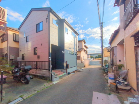 ���n�O�ώʐ^�@�`Exterior�`�@�O�ʓ��H�F�� 4m �����@�O�ʓ��H�͊ՐÂȏZ��n���͂���Ԓʂ�̏��Ȃ����H�B���Ԃ̏o��������炭�炭�ł��I���s���_�E���n���w�̂���]�́A���C�y�ɂ��₢���킹���������I