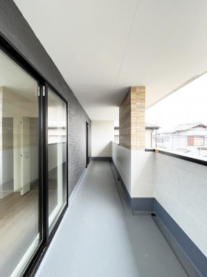 �o���R�j�[�@�����`Balcony�`�@������̃o���R�j�[�̑O�ɂ͉_�ȊO�ɑ��z���Ղ���̂�����܂���B�����󕨂������₷���A����薾�邭�C�����̂������������Ă��܂��B�g���₷���J���I�ȃo���R�j�[�ł���