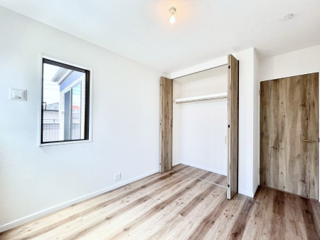 �Q���@������No.1�������`Bed Room�`�@�u��������������l�v�Ƃ��v�w�ł�����肭�낰��Q���B�����̉Ǝ��₨�d���ɔ�ꂽ���̓t�J�t�J�̃x�b�g�Ŗ�����Ă��������B�e���r��{�I�������Ă����K�ȍL����������