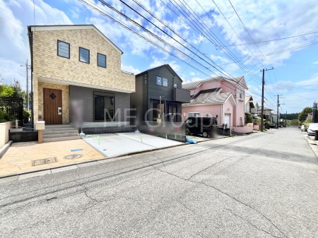 ���n�O�ώʐ^�@�O�ρ�No.1�������`Exterior�`�@�O�ʓ��H�F�� 6m �����@��w�̈�ˌ��Ă𒆐S�Ƃ����X���݂����R�Ƒ����A���ӂ͍��������������Ă��Ȃ��̂ŁA�΂̑����ՐÂȎ����������ł��B