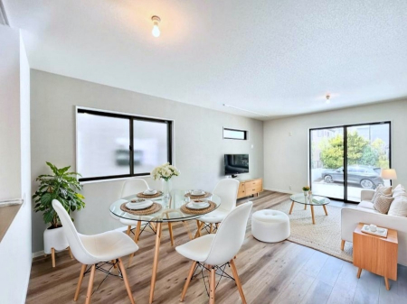 ���r���O�@������No.1�������`Living�`�@�O���̗��Ȃ��V���v���ł�������LDK�B�傫�ȑ�������������������ނ̂Ŏ��������邭�A�Ƒ��̌e���̏�Ƃ��ăs�b�^���ł��B�@���Ƌ��CG�ł�