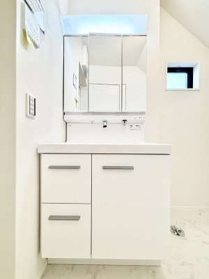 ���ʑ�E���ʏ��@�X�^�C�����O�ɕ֗��ȎO�ʋ��A�~���[�L���r�l�b�g�ōׂ������X�b�L��