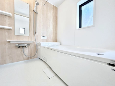 �����@�����`Bath Room�`�@�������Ƒ���L�΂��ē������邱�Ƃ��\�I����̔�������M�d�ȃo�X�^�C���ł��B���q�l�Ƃ��ꏏ�ł��\���ȍL���Ȃ̂ŁA���r���O�Ƃ͈�����Ƒ��c�R�̂ЂƎ������y���݂��������܂��B