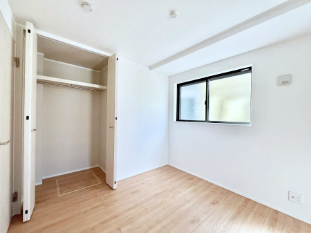 �Q���@�����`Bed Room�`  �S�����ɂ͎��[�N���[�[�b�g�������I���i�g���̂��m���⏬���͂������A�G�ߕ��̂��m���Ȃǂ���������Ɛ������ڂ����܂������܂��B  ������Ԃ��L���g�p�ł��܂��ˁB