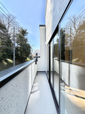 �o���R�j�[�@�����`Balcony�`�@������̃o���R�j�[�̑O�ɂ͉_�ȊO�ɑ��z���Ղ���̂�����܂���B�����󕨂������₷���A����薾�邭�C�����̂������������Ă��܂��B�g���₷���J���I�ȃo���R�j�[�ł���