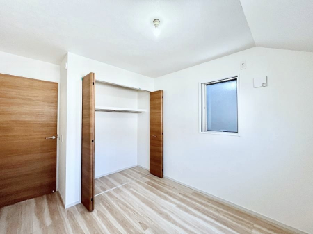 �q�������@�������Q�������`Bed Room�`�@�q�������͂��q�l�ɂƂ��đ�Ϗd�Ȗ���������܂��B�q����l�ŉ߂�����Ԃ�^���邱�ƂŁA�h���׋����Ԃ����R�Ƒ����܂����畔���̕Еt����|���Ȃǂ��������ƂɌq����܂��B