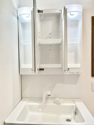 ���̑����ρ@�O�ʋ��̗��ɁA���ϕi��q���p�i�Ȃǂ����[�\�B���ʑ����������ƕۂ��܂��I