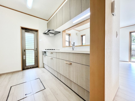 �L�b�`���@�̌��Ƒu�₩�ȕ�����荞�߂鏟������̗p�����S�n�̂悢�L�b�`��