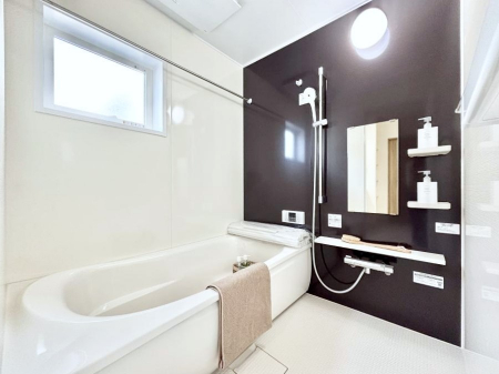 �����@�����`Bath Room�`�@�������Ƒ���L�΂��ē������邱�Ƃ��\�I����̔�������M�d�ȃo�X�^�C���ł��B���q�l�Ƃ��ꏏ�ł��\���ȍL���Ȃ̂ŁA���r���O�Ƃ͈�����Ƒ��c�R�̂ЂƎ������y���݂��������܂��B
