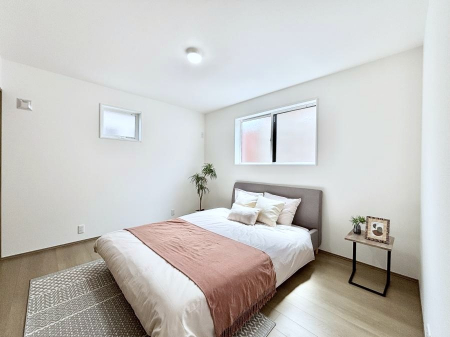 ���̑����ρ@�����`Bed Room�`�@2�ʍ̌����m�ۂ������邢�����́A���ʂ����ǂ��A��ϋ��S�n�̗ǂ���ԂƂȂ��Ă���܂��B�u�₩�ȕ��������ċN���钩�́A���K�����̎n�܂�ɁI���������ʕ����ƂĂ��ǂ��Z�܂���