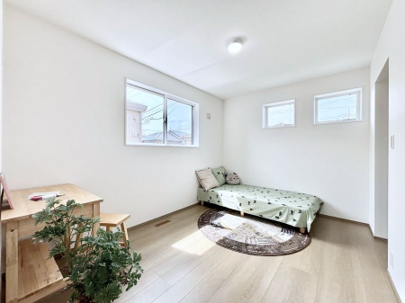�q�������@�����`Bed Room�`�@�q�������͂��q�l�ɂƂ��đ�Ϗd�Ȗ���������܂��B�q����l�ŉ߂�����Ԃ�^���邱�ƂŁA�h���׋����Ԃ����R�Ƒ����܂����畔���̕Еt����|���Ȃǂ��������ƂɌq����܂��B