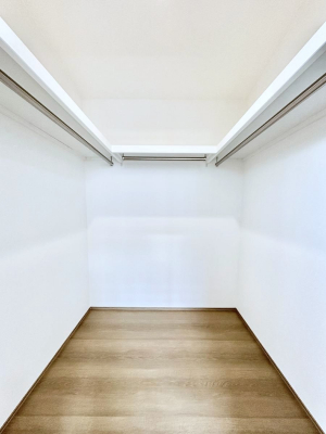 ���̑��@�����`Walk-in Closet�`�@�K�v�Ȃ��̂�R�[�f�B�l�[�g���ꗗ���Ċm�F�ł��A�g�x�x�⏀�����Z���ԂōςރE�H�[�N�C���N���[�[�b�g��ݒu���܂����B�Ƃ̒�����������Ƃ�����֗��Ȏ��[�X�y�[�X�ł��B