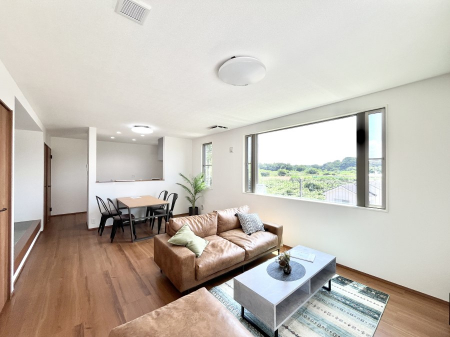 ���r���O�@�����`Living�`�@�O���̗��Ȃ��V���v���ł�������LDK�B�傫�ȑ�������������������ނ̂Ŏ��������邭�A�Ƒ��̌e���̏�Ƃ��ăs�b�^���ł��B�J�����Ɠ�������̗ǂ��𐥔񂲗����������I