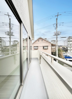 �o���R�j�[�@�����`Balcony�`�@������̃o���R�j�[�̑O�ɂ͉_�ȊO�ɑ��z���Ղ���̂�����܂���B�����󕨂������₷���A����薾�邭�C�����̂������������Ă��܂��B�g���₷���J���I�ȃo���R�j�[�ł���