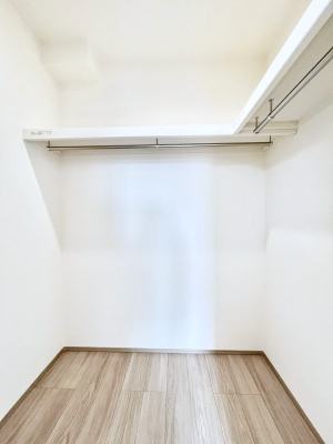 ���̑��@�����`Walk-in Closet�`�@�K�v�Ȃ��̂�R�[�f�B�l�[�g���ꗗ���Ċm�F�ł��A�g�x�x�⏀�����Z���ԂōςރE�H�[�N�C���N���[�[�b�g��ݒu���܂����B�Ƃ̒�����������Ƃ�����֗��Ȏ��[�X�y�[�X�ł��B