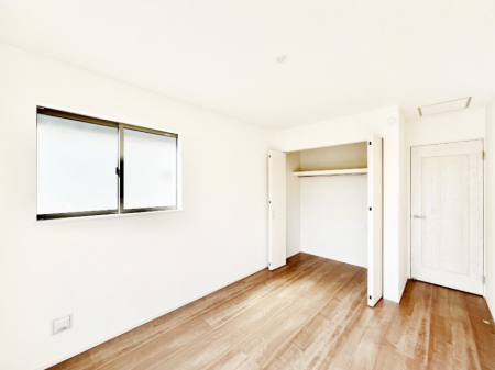 ���̑����ρ@������B�������`Bed Room�`  �S�����ɂ͎��[�N���[�[�b�g�������I���i�g���̂��m���⏬���͂������A�G�ߕ��̂��m���Ȃǂ���������Ɛ������ڂ����܂������܂��B  ������Ԃ��L���g�p�ł��܂��ˁB