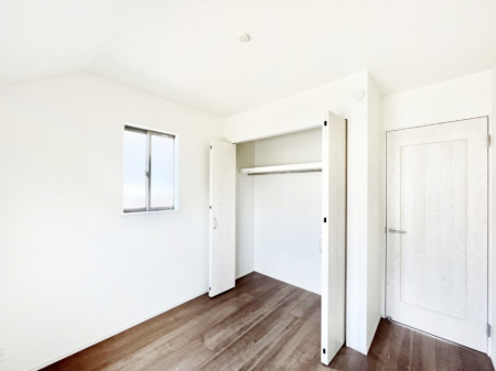 �q�������@������B�������`Bed Room�`�@�q�������͂��q�l�ɂƂ��đ�Ϗd�Ȗ���������܂��B�q����l�ŉ߂�����Ԃ�^���邱�ƂŁA�h���׋����Ԃ����R�Ƒ����܂����畔���̕Еt����|���Ȃǂ��������ƂɌq����܂��B