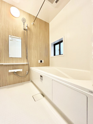 �����@������A�������`Bath Room�`�@����L�΂��ē������邱�Ƃ��\�I����̔�������M�d�ȃo�X�^�C���ł��B���q�l�Ƃ��ꏏ�ł��\���ȍL���Ȃ̂ŁA���r���O�Ƃ͈�����Ƒ��c�R�̂ЂƎ������y���݂��������܂��B