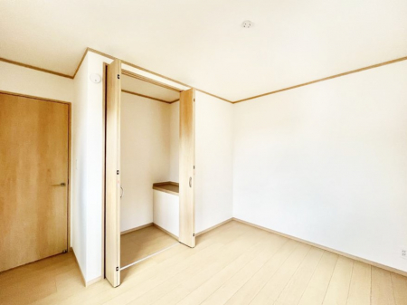 �Q���@������A�������`Bed Room�`  �S�����ɂ͎��[�N���[�[�b�g�������I���i�g���̂��m���⏬���͂������A�G�ߕ��̂��m���Ȃǂ���������Ɛ������ڂ����܂������܂��B  ������Ԃ��L���g�p�ł��܂��ˁB