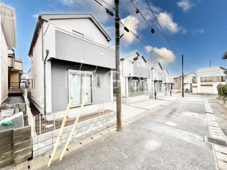 ���n�O�ώʐ^�@�O�ρ`Exterior�`�@�O�ʓ��H�F�쓌 6m �����A�쐼 4.5m �����@��w�̈�ˌ��Ă𒆐S�Ƃ����X���݂����R�Ƒ����A���ӂ͍��������������Ă��Ȃ��̂ŁA�΂̑����ՐÂȎ����������ł��B