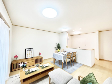 ���r���O�@������A�������`Living�`�@�Ƒ��̉�b��Ί炪�s���������r���O�ł��B�q���������Ă�p�����Ȃ���A�傫�ȃ\�t�@��_�C�j���O�e�[�u���ł������H���������肭�났�����􂻂�Ȗ������������Ԃł��I