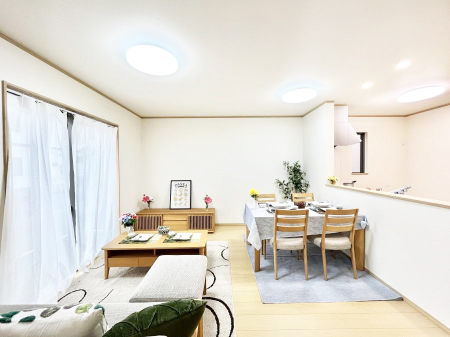 ���r���O�@������A�������`Living�`�@�O���̗��Ȃ��V���v���ł�������LDK�B�傫�ȑ�������������������ނ̂Ŏ��������邭�A�Ƒ��̌e���̏�Ƃ��ăs�b�^���ł��B�J�����Ɠ�������̗ǂ��𐥔񂲗����������I