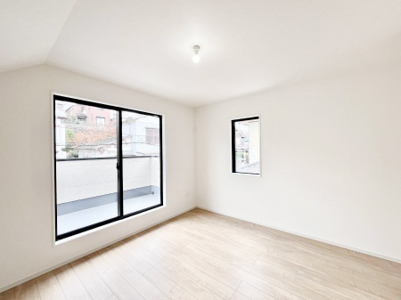 �Q���@�����`Bed Room�`�@�o���R�j�[����̖��邢���������������݂܂��B���ƂɌb�܂ꂽ�������B�_�炩�����R���Œ��ڊo�߂��炵������邾�낤�B�܂��A�@�\�I�Ȏ��[��z�u���āA�Еt������Ԃ������o�������B