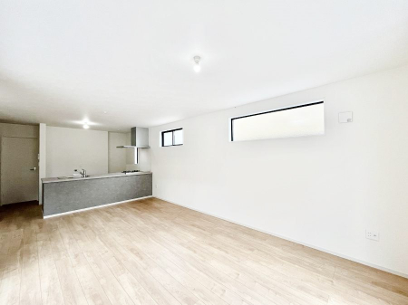 ���r���O�@�����`Living�`�@�O���̗��Ȃ��V���v���ł�������LDK�B�傫�ȑ�������������������ނ̂Ŏ��������邭�A�Ƒ��̌e���̏�Ƃ��ăs�b�^���ł��B�J�����Ɠ�������̗ǂ��𐥔񂲗����������I