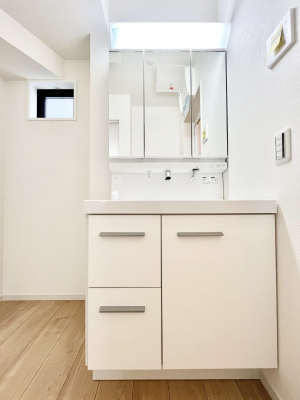 ���ʑ�E���ʏ��@�����`Dressing Room�`����������F�����œ��ꂳ��Ă���ƁA�X�b�L���Ɛ�������ۂ������܂��B  ���̗��ɂ͂����Ղ�Ǝ��[�X�y�[�X��W�������I  �����́A�V���v�����@�\�����d�����āB