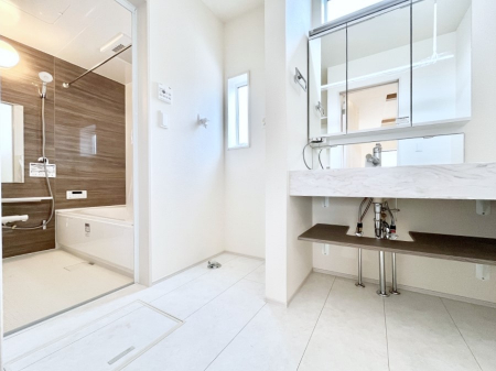 ���̑��@�����`Dressing Room�`  ����������F�����œ��ꂳ��Ă���ƁA�X�b�L���Ɛ�������ۂ������܂��B  ���̗��ɂ͂����Ղ�Ǝ��[�X�y�[�X��W�������I  �����́A�V���v�����@�\�����d�����āB