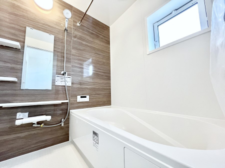 �����@�����`Bath Room�`�@�������������͋C�̗����Ŗ����Ɍ����ă��t���b�V���B���������@�\���t���Ă���̂ŗׂ̐���@�u����Ő􂢏オ�������󕨂��A�J�̓����V�C���C�ɂ������������邱�Ƃ��\�ł��B