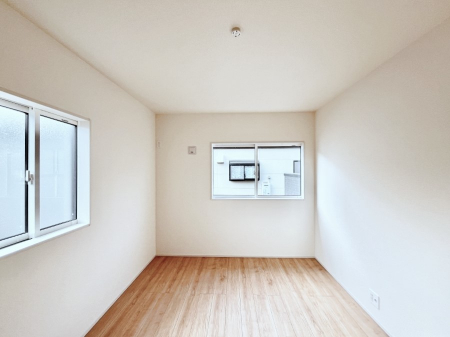 �Q���@�����`Bed Room�`�@2�ʍ̌����m�ۂ������邢�����́A���ʂ����ǂ��A��ϋ��S�n�̗ǂ���ԂƂȂ��Ă���܂��B�u�₩�ȕ��������ċN���钩�́A���K�����̎n�܂�ɁI���������ʕ����ƂĂ��ǂ��Z�܂���