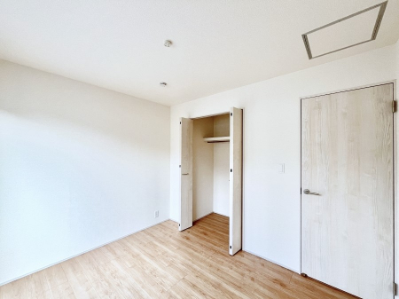 �q�������@�����`Bed Room�`�@�q�������͂��q�l�ɂƂ��đ�Ϗd�Ȗ���������܂��B�q����l�ŉ߂�����Ԃ�^���邱�ƂŁA�h���׋����Ԃ����R�Ƒ����܂����畔���̕Еt����|���Ȃǂ��������ƂɌq����܂��B